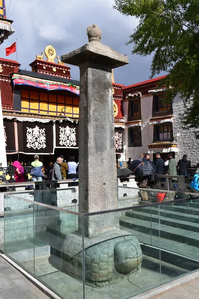 Tybet Lhasa Chiny Czerwca 2018 Ludzie Chodzą Pobliżu Falliczny Symbol — Zdjęcie stockowe