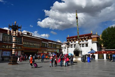 Tibet, Lhasa, Çin, Haziran, 02, 2018. Tibet, Lhasa. Jokhang tapınak yanında meydanda Haziran ayında bulutlu bir günde insanlar