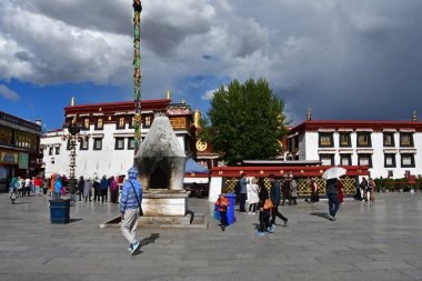Tibet, Lhasa, Çin, Haziran, 02, 2018. Tibet, Lhasa. Jokhang tapınak yanında meydanda Haziran ayında bulutlu bir günde insanlar