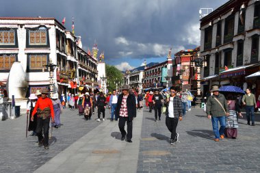 Tibet, Lhasa, Çin, Haziran, 02, 2018. Budistler Kora Jokhang tapınak olun.