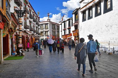 Tibet, Lhasa, Çin, Haziran, 02, 2018. Budistler Kora Jokhang tapınak olun.