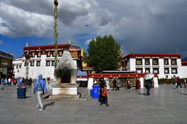 Tibet, Lhasa, Çin, Haziran, 02, 2018. Tibet, Lhasa. Jokhang tapınak yanında meydanda Haziran ayında bulutlu bir günde insanlar