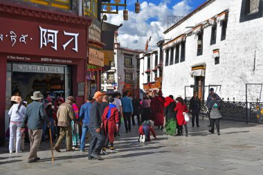 Tibet, Lhasa, Çin, Haziran, 02, 2018. Budistler Kora Jokhang tapınak olun.
