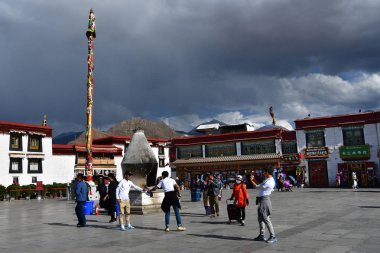 Tibet, Lhasa, Çin, Haziran, 02, 2018. Tibet, Lhasa. Jokhang tapınak yanında meydanda Haziran ayında bulutlu bir günde insanlar