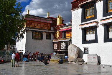 Tibet, Lhasa, Çin, Haziran, 02, 2018. Tibet, Lhasa. Jokhang tapınak yanında meydanda Haziran ayında bulutlu bir günde insanlar