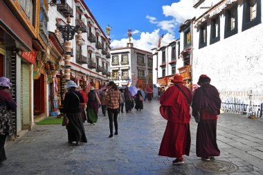 Tibet, Lhasa, Çin, Haziran, 02, 2018. Budistler Kora Jokhang tapınak olun.