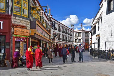 Tibet, Lhasa, Çin, Haziran, 02, 2018. Budistler Kora Jokhang tapınak olun.