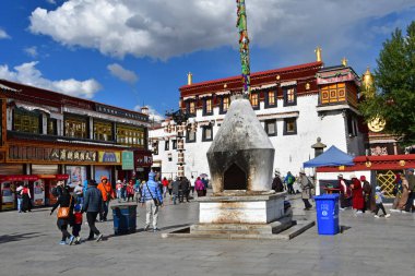 Tibet, Lhasa, Çin, Haziran, 02, 2018. Tibet, Lhasa. Jokhang tapınak yanında meydanda Haziran ayında bulutlu bir günde insanlar