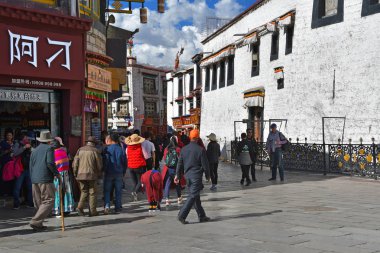 Tibet, Lhasa, Çin, Haziran, 02, 2018. Budistler Kora Jokhang tapınak olun.