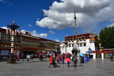 Tibet, Lhasa, Çin, Haziran, 02, 2018. Tibet, Lhasa. Jokhang tapınak yanında meydanda Haziran ayında bulutlu bir günde insanlar