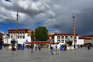 Tibet, Lhasa, Çin, Haziran, 02, 2018. Tibet, Lhasa. Jokhang tapınak yanında meydanda Haziran ayında bulutlu bir günde insanlar