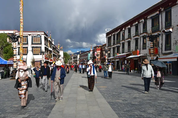 Tibet Lhasa Cina Giugno 2018 Buddisti Fanno Kora Intorno Tempio — Foto Stock