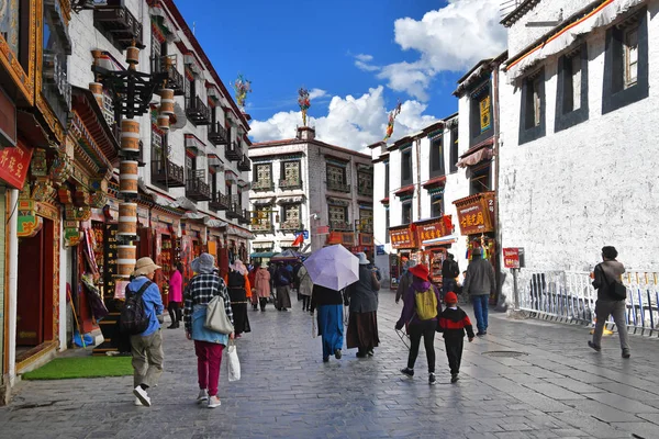 Tibet Lhasa Cina Giugno 2018 Buddisti Fanno Kora Intorno Tempio — Foto Stock