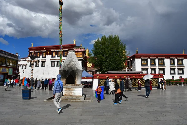 Tibet Lhasa China Junio 2018 Tíbet Lhasa Gente Caminando Plaza —  Fotos de Stock