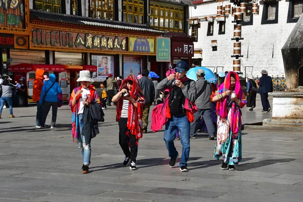 티베트 2018 티베트 사입니다 사람들이 Jokhang 광장에서 월에서 — 스톡 사진