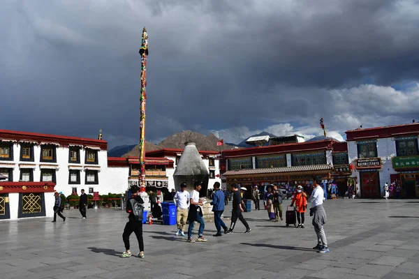 Tibet, Lhasa, Çin, Haziran, 02, 2018. Tibet, Lhasa. Jokhang tapınak yanında meydanda Haziran ayında bulutlu bir günde insanlar