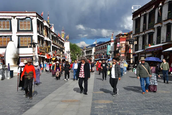 Tibet Lhasa Cina Giugno 2018 Buddisti Fanno Kora Intorno Tempio — Foto Stock