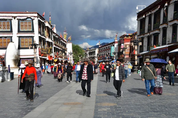 Tibet Lhasa China Juni 2018 Boeddhisten Maken Kora Rond Jokhang — Stockfoto