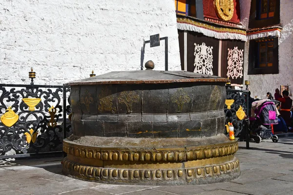 Tibetu Lhasa Čína Červen 2018 Large Bronzová Mísa Zdi Starověkého — Stock fotografie