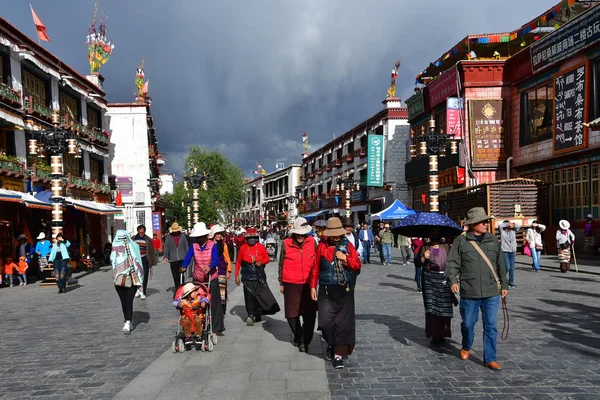 Tibete Lhasa China Junho 2018 Budistas Fazem Kora Torno Templo — Fotografia de Stock