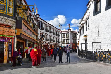Tibet, Lhasa, Çin, Haziran, 02, 2018. Budistler Kora Jokhang tapınak olun.