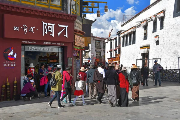 Tibet Lhassa Chine Juin 2018 Bouddhistes Font Kora Autour Temple — Photo