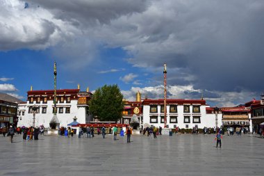 Tibet, Lhasa, Çin, Haziran, 02, 2018. Tibet, Lhasa. Jokhang tapınak yanında meydanda Haziran ayında bulutlu bir günde insanlar