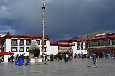Tibet, Lhasa, Çin, Haziran, 02, 2018. Tibet, Lhasa. Jokhang tapınak yanında meydanda Haziran ayında bulutlu bir günde insanlar