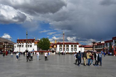 Tibet, Lhasa, Çin, Haziran, 02, 2018. Tibet, Lhasa. Jokhang tapınak yanında meydanda Haziran ayında bulutlu bir günde insanlar