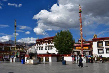 Tibet, Lhasa, Çin, Haziran, 02, 2018. Tibet, Lhasa. Jokhang tapınak yanında meydanda Haziran ayında bulutlu bir günde insanlar