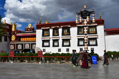 Tibet, Lhasa, Çin, Haziran, 02, 2018. Tibet, Lhasa. Jokhang tapınak yanında meydanda Haziran ayında bulutlu bir günde insanlar