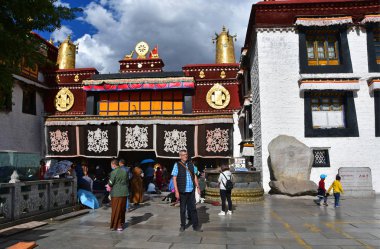 Tibet, Lhasa, Çin, Haziran, 02, 2018. Tibet, Lhasa. Jokhang tapınak yanında meydanda Haziran ayında bulutlu bir günde insanlar