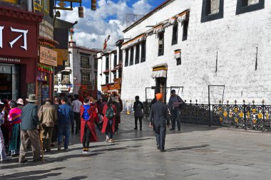 Tibet, Lhasa, Çin, Haziran, 02, 2018. İnsanlar Jokhang tapınak antik Bokhor sokakta yürürken, insanlar