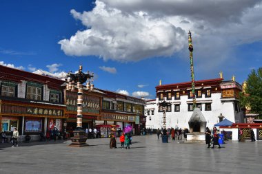 Tibet, Lhasa, Çin, Haziran, 02, 2018. Tibet, Lhasa. Jokhang tapınak yanında meydanda Haziran ayında bulutlu bir günde insanlar
