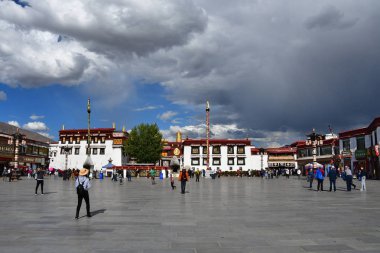 Tibet, Lhasa, Çin, Haziran, 02, 2018. Tibet, Lhasa. Jokhang tapınak yanında meydanda Haziran ayında bulutlu bir günde insanlar