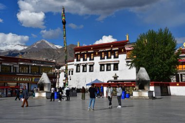 Tibet, Lhasa, Çin, Haziran, 02, 2018. Tibet, Lhasa. Jokhang tapınak yanında meydanda Haziran ayında bulutlu bir günde insanlar