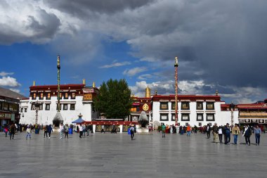 Tibet, Lhasa, Çin, Haziran, 02, 2018. Tibet, Lhasa. Jokhang tapınak yanında meydanda Haziran ayında bulutlu bir günde insanlar
