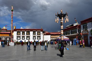 Tibet, Lhasa, Çin, Haziran, 02, 2018. Tibet, Lhasa. Jokhang tapınak yanında meydanda Haziran ayında bulutlu bir günde insanlar