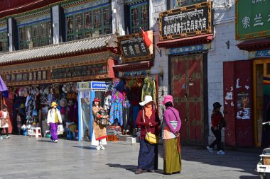 Tibet, Lhasa, Çin, Haziran, 02, 2018. İnsanlar Jokhang tapınak antik Bokhor sokakta yürürken, insanlar