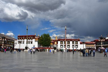 Tibet, Lhasa, Çin, Haziran, 02, 2018. Tibet, Lhasa. Jokhang tapınak yanında meydanda Haziran ayında bulutlu bir günde insanlar