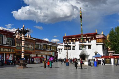 Tibet, Lhasa, Çin, Haziran, 02, 2018. Tibet, Lhasa. Jokhang tapınak yanında meydanda Haziran ayında bulutlu bir günde insanlar
