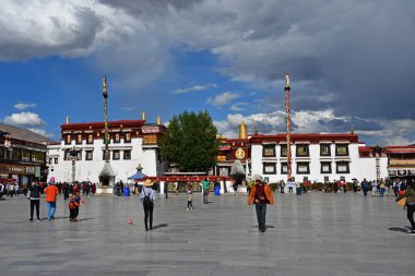 Tibet, Lhasa, Çin, Haziran, 02, 2018. Tibet, Lhasa. Jokhang tapınak yanında meydanda Haziran ayında bulutlu bir günde insanlar
