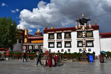 Tibet, Lhasa, Çin, Haziran, 02, 2018. Tibet, Lhasa. Jokhang tapınak yanında meydanda Haziran ayında bulutlu bir günde insanlar