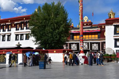 Tibet, Lhasa, Çin, Haziran, 02, 2018. Tibet, Lhasa. Jokhang tapınak yanında meydanda Haziran ayında bulutlu bir günde insanlar