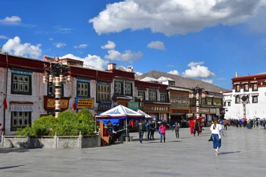 Tibet, Lhasa, Çin, Haziran, 02, 2018. Tibet, Lhasa. Jokhang tapınak yanında meydanda Haziran ayında bulutlu bir günde insanlar