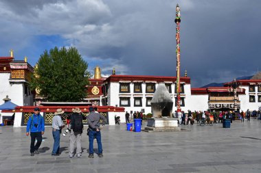 Tibet, Lhasa, Çin, Haziran, 02, 2018. Tibet, Lhasa. Jokhang tapınak yanında meydanda Haziran ayında bulutlu bir günde insanlar