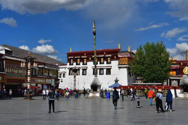 Tibet, Lhasa, Çin, Haziran, 02, 2018. Tibet, Lhasa. Jokhang tapınak yanında meydanda Haziran ayında bulutlu bir günde insanlar