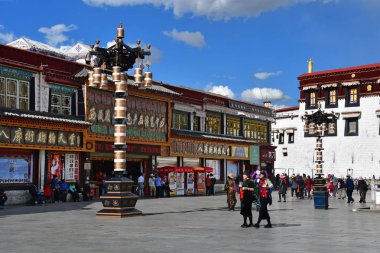 Tibet, Lhasa, Çin, Haziran, 02, 2018. Tibet, Lhasa. Jokhang tapınak yanında meydanda Haziran ayında bulutlu bir günde insanlar