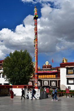Tibet, Lhasa, Çin, Haziran, 02, 2018. Tibet, Lhasa. Jokhang tapınak yanında meydanda Haziran ayında bulutlu bir günde insanlar