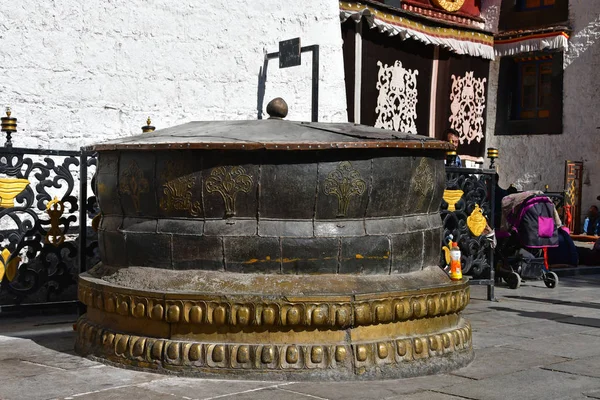 2018 Large 青铜碗在古佛教寺院的城墙拉萨的大昭寺 — 图库照片